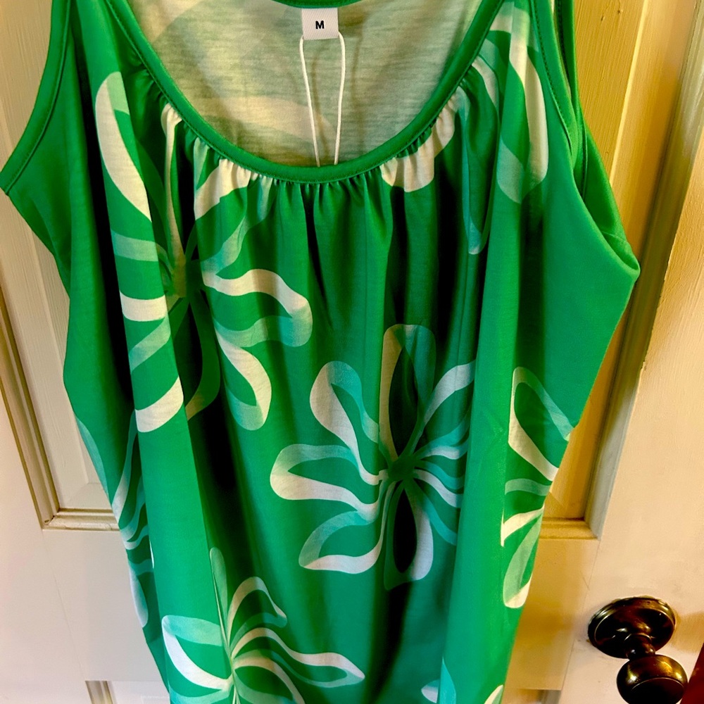 Women’s knit top. New size medium